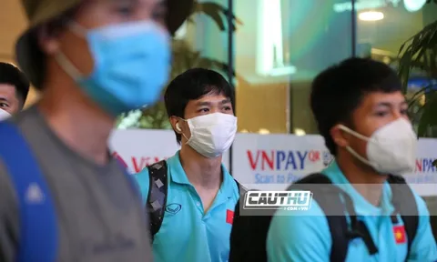 ĐT Việt Nam bị người hâm mộ vây kín ngay khi đặt chân đến TP.HCM