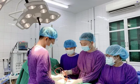 Cấp cứu cho thanh niên 35 tuổi bị vỡ tinh hoàn do đá bóng
