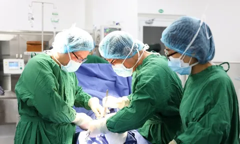 Cụ bà 90 tuổi đã đi bộ được trở lại sau khi gãy xương đùi