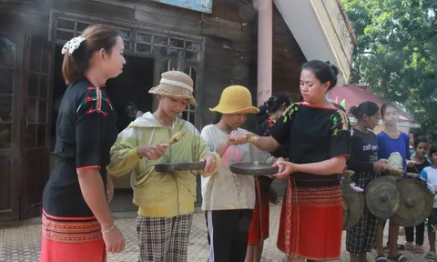 Đắk Lắk: Truyền dạy cồng chiêng cho người dân buôn làng