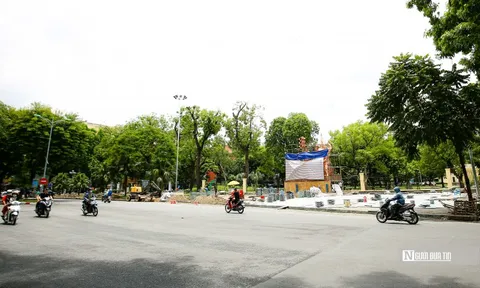 Cận cảnh tượng đài CSGT và PCCC đang được dựng lên ở Hà Nội
