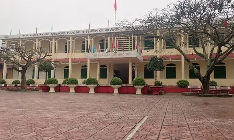 Tạm giữ thầy giáo sàm sỡ nữ sinh lớp 7 ở Hải Dương- Nỗi buồn "con sâu làm rầu nồi canh"