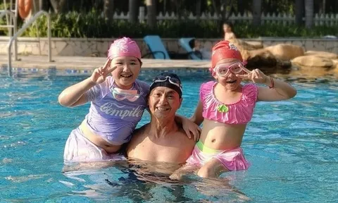 “Triển Chiêu” Hà Gia Kính gây chú ý khi chụp ảnh đi bơi cùng 2 bé gái