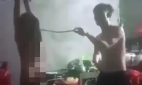 Truy tìm người bố bỏ trốn sau khi lộ clip bé gái bị trói tay, treo lên trần nhà đánh đập