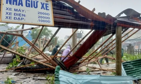 Quảng Trị: Lốc xoáy khiến 3 người bị thương, hơn 300 ngôi nhà tốc mái