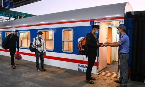 Giá vé máy bay tăng cao, giá vé tàu hỏa "leo thang" Tết Quý Mão 2023