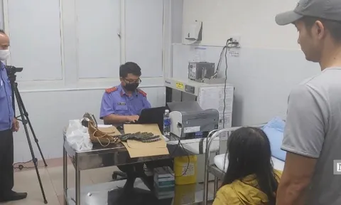 Nữ chấp hành viên nhận hối lộ bị bắt quả tang tại một bệnh viện