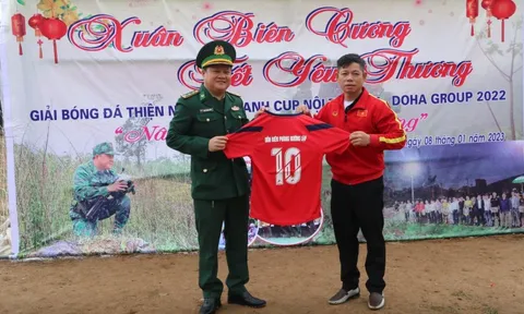 Lính biên phòng xuống sân đá bóng góp tiền giúp dân nghèo đón Tết