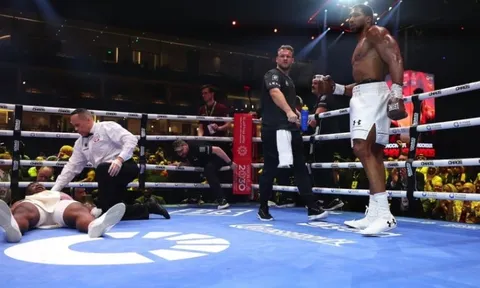 Anthony Joshua là “Ông vua hạng nặng”