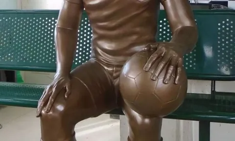 Harry Kane nhận 'mưa gạch đá' vì bức tượng mới của mình