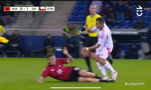 Giao hữu nhẹ nhàng, hai cầu thủ Inter vẫn “var” nhau phát một