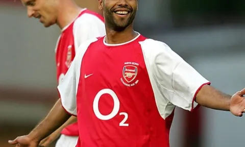 Ashley Cole bước vào Đại sảnh danh vọng Ngoại hạng Anh