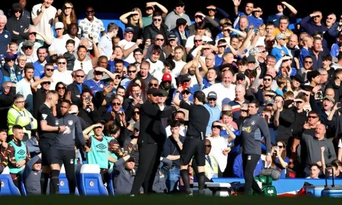 Trọng tài rút liên tiếp 2 thẻ đỏ trong trận đấu của Chelsea