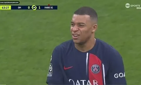 Kylian Mbappe trợn mắt nhìn Luis Enrique vì quyết định của HLV