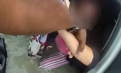 Clip: Ô tô rơi xuống hố tử thần giữa dòng nước xiết, nữ tài xế bị mắc kẹt trong hoảng loạn