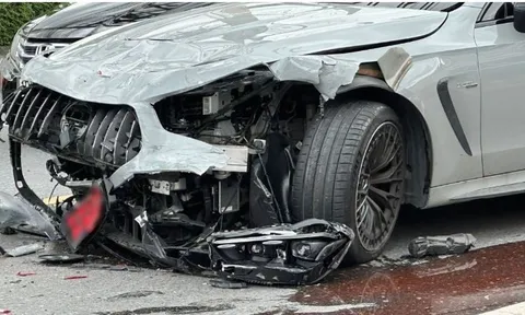 Clip: Camera ghi lại cảnh người đàn ông cãi nhau với vợ rồi lái xe Mercedes lao xe vào hàng loạt phương tiện
