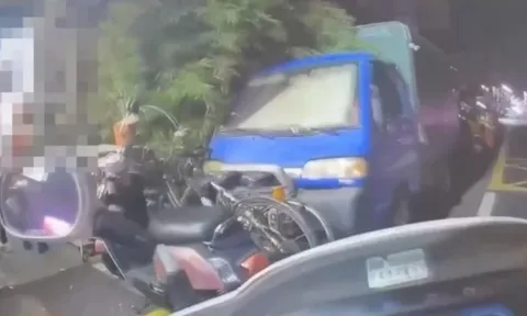 Clip: Uống rượu rồi dùng chân đẩy xe máy, người đàn ông nhận cái kết không ai ngờ