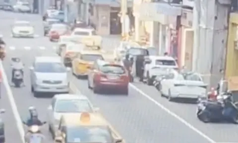 Video gây ám ảnh: Tài xế mở cửa ô tô thiếu quan sát, nữ đi xe máy ngã lăn ra đường, suýt bị taxi cán