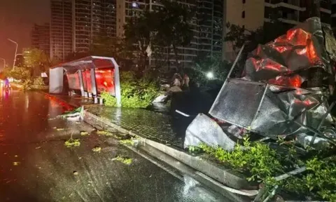 Clip: Khoảnh khắc lốc xoáy càn quét như cuồng phong, 8 người không qua khỏi