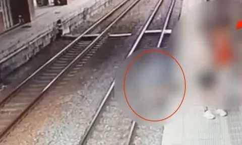 Clip: Xe đẩy bất ngờ lao khỏi sân ga, bé trai 2 tuổi thoát chết trong gang tấc