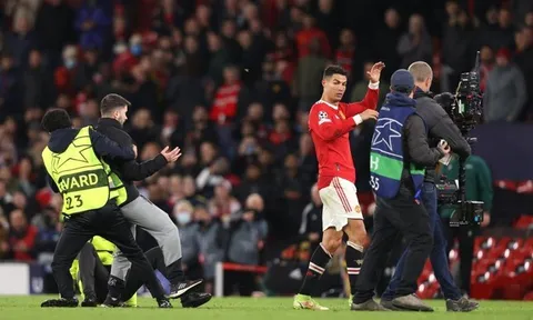 Cổ động viên phát cuồng lao xuống sân “tấn công” khiến Ronaldo hốt hoảng