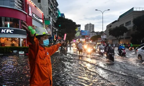 Trung tâm TP.HCM bị ngập nhiều giờ