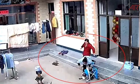 Những bà mẹ hóa thân thành “siêu nhân” cứu con của mình khỏi nguy hiểm gây sốt cộng đồng mạng