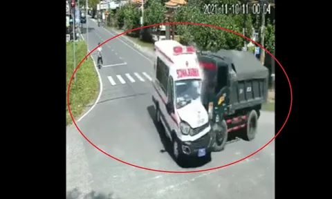 TP.HCM: Xe cứu thương bị xe ben tông trúng trong lúc vượt đèn đỏ