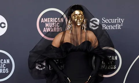 Cardi B đeo mặt nạ vàng trên thảm đỏ AMA 2021