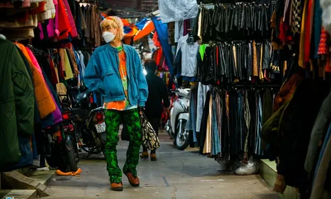 Săn thời trang giá rẻ ở chợ 'hàng thùng' Hà Nội