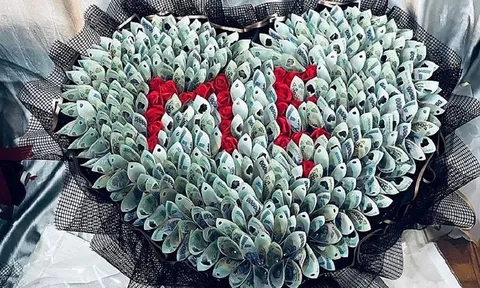 Vị khách gây sốt với bó hoa tặng mẹ kết từ 100 triệu đồng tiền mặt