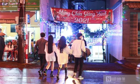 Lâm Đồng: Người dân nô nức xuống phố đón Giáng sinh