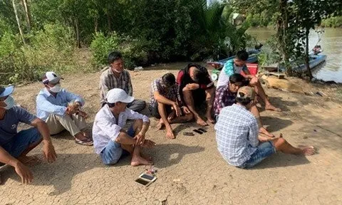 Cà Mau: Bắt quả tang 17 người đá gà ăn tiền ở bãi đất trống