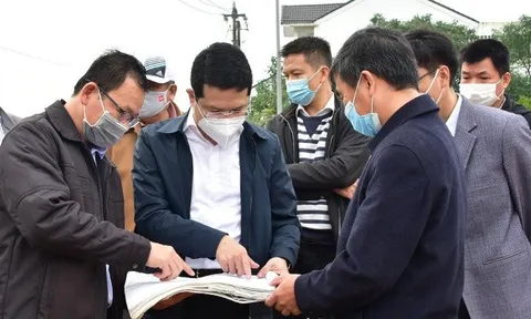 Đường đang làm la liệt “ổ gà” ở Huế: Phó Chủ tịch tỉnh thị sát thực tế