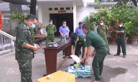 Liên tiếp phát hiện 21 gói nghi ma túy trôi vào bờ biển Côn Đảo