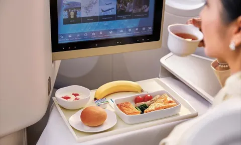 Hãng hàng không đầu tiên khôi phục dịch vụ ăn uống trên chuyến bay