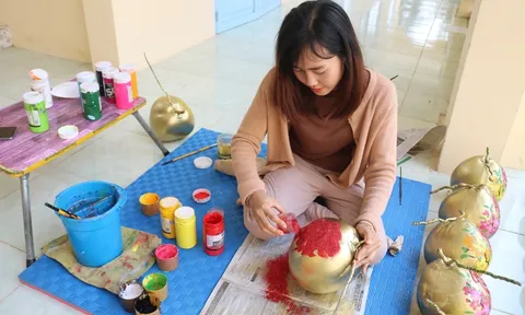 Cô giáo trẻ “thổi hồn” vào những quả dừa chưng Tết