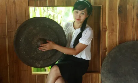 Kỳ lạ chuyện người phụ nữ Nùng “dốc hết” tài sản đổi lấy đồ vật cũ