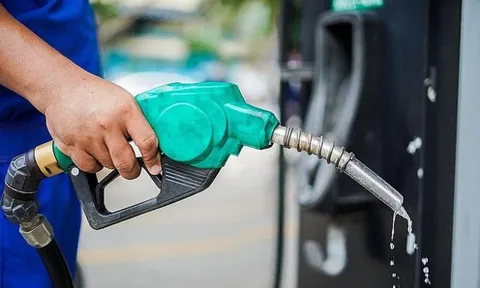 Giá xăng tăng sát mốc 30.000 đồng/lít