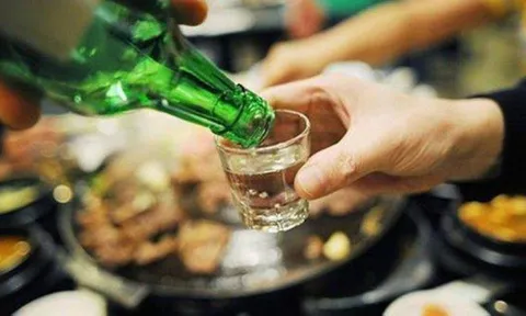 Thực hư thông tin uống rượu giúp sát khuẩn họng, ngừa Covid-19