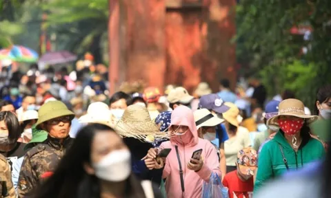Du khách thập phương đổ về đền Hùng dâng hương đông nghẹt trước ngày chính lễ