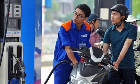 Giá xăng tiếp tục lập kỷ lục mới, vượt 31.500 đồng/lít