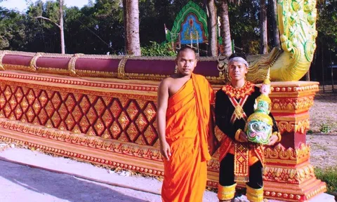 Hoa văn Khmer qua đôi bàn tay khéo léo của nhà sư trẻ
