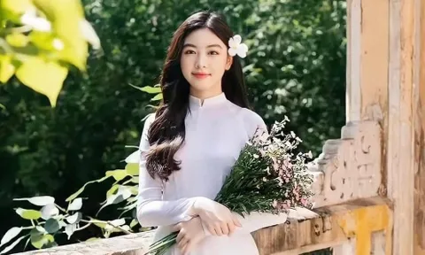 Nhan sắc ngọt ngào của con gái MC Quyền Linh gây "bão" mạng
