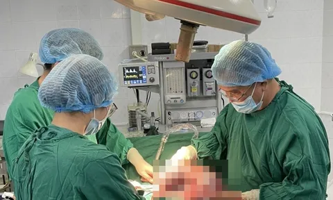 Phẫu thuật cắt khối u buồng trứng “khổng lồ” nặng 10kg