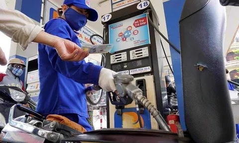 Giá xăng giảm mạnh 3.600 đồng mỗi lít