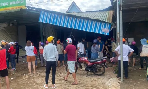 Va chạm trên đường Hồ Chí Minh, xe tải lao vào nhà dân