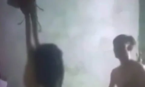 Nguyên nhân khiến bố nhẫn tâm lột đồ con gái treo lên trần nhà đánh đập