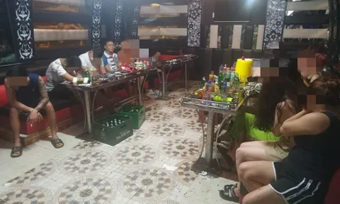 Triệt phá tụ điểm chứa mại dâm núp bóng quán karaoke