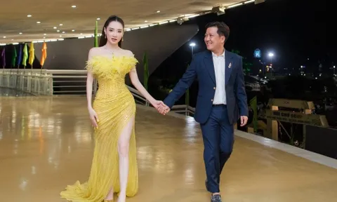 Trường Giang không thể rời mắt khỏi Nhã Phương